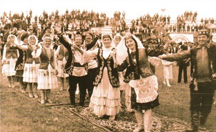 Ансамбль Азәрбайҗанда үткән Хары бул-бул исемендәге Бөтендөнья фольклор фестивалендә. Баку, 1990